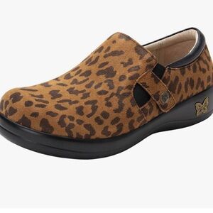 ALEGRIA • Women’s Kara Shoes Leopard Print Clogs